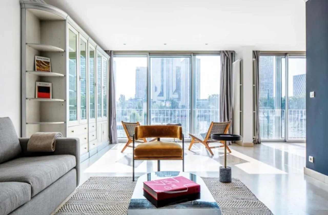 Bright 1Bedroom Apartment Centrally Located With Most Beautiful Views From Seine At 10 Minutes Walking From Beaugrenelle Shopping Mall And Eiffel Tower París