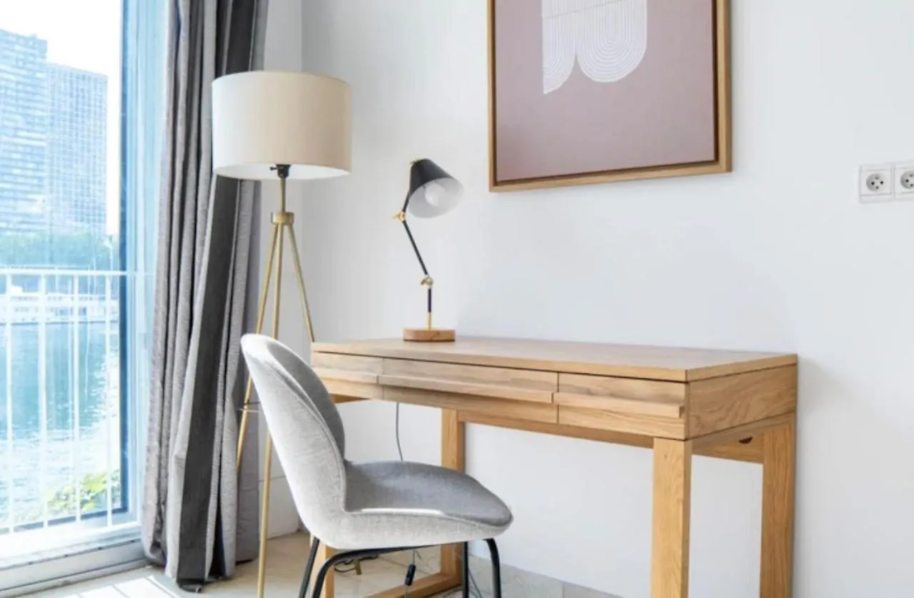Bright 1Bedroom Apartment Centrally Located With Most Beautiful Views From Seine At 10 Minutes Walking From Beaugrenelle Shopping Mall And Eiffel Tower París